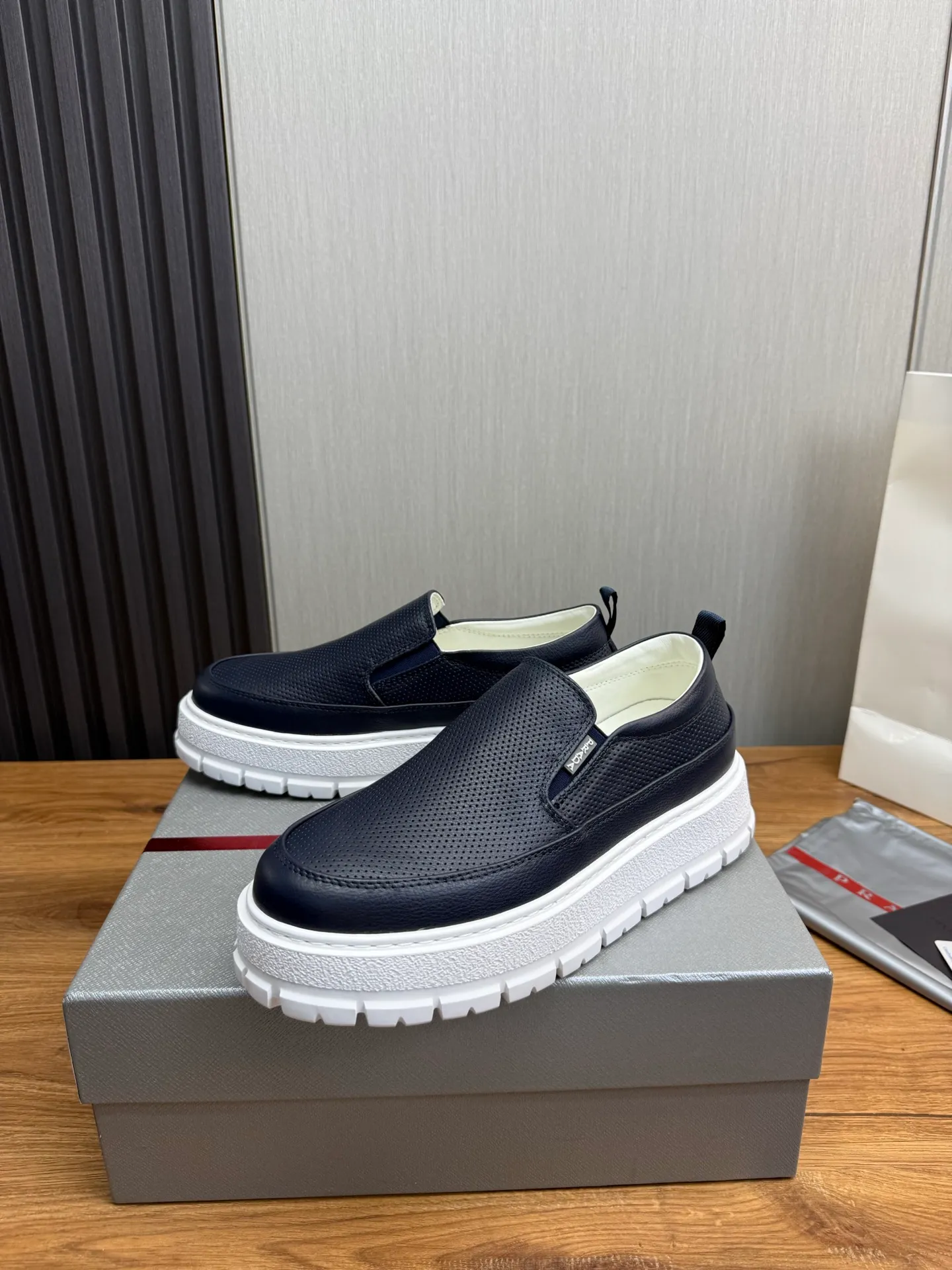 Men's shoes 💰580💰 [PRADA] Men's shoes are popular in the counter, official website is synchronized, 1 high-quality shipment ✔️Imported cowhide punching + cowhide lining, 1🆚1 replica, original sole, 38-45 (45 customized, non-refundable)